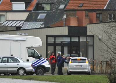 Policie ped jeslemi, ve kterých vradil mu ozbrojený noem